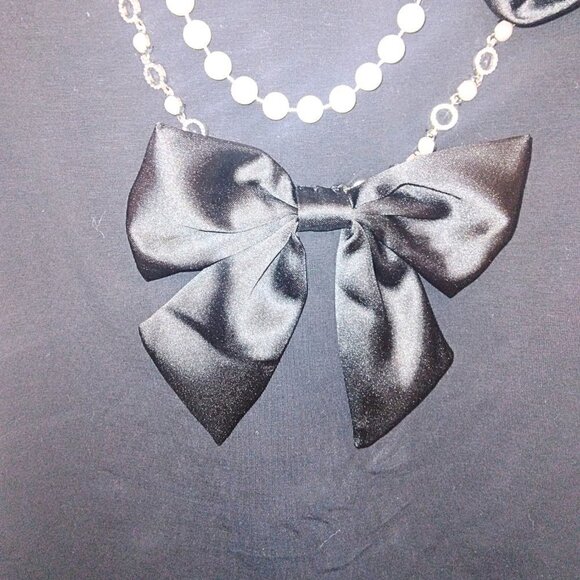 PASTEL COLLECTIONS BLACK BOW AND ROSETTE T-SHIRT W/ PEARL & CRYSTAL NECKLACE - Picture 3 of 7
